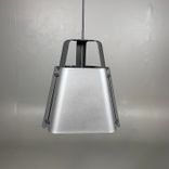 En begagnad grå taklampa från Belid, modell Fold. Taklampan har en diameter på 27 cm och höjd på 30.3 cm. Den passar väl i hemmiljöer såsom vardagsrummet eller köket samt i professionella sammanhang som kontor, hotell och restauranger.