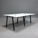 Begagnat projektbord Collaborate från EFG. Med vit skiva med svarta ben och är utrustat med två powerboxar. Mått: Bredd 240 cm, Djup 140 cm, Höjd 90 cm. 