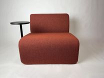Begagnad fåtölj Verner 850 från David Design. Klädd i brunaktigt tyg, med svart runt bord. Mått: djup 70 cm, bredd 85 cm samt höjd 75 cm, sitthöjd 40 cm. 