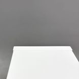 Begagnat broschyrställ Ridå från Karl Andersson & Söner. Vit stomme, fack i grå formfilt. Mått: bredd 37 cm, djup 12.5 cm och höjd 157.5 cm. 
