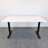 Begagnat höj-och sänkbart skrivbord Bekant från IKEA. Med vit bordsskiva och svart stativ. Mått: bredd 160 cm, djup 80 cm samt justerbar höjd 70 cm - 120 cm. 