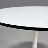 Begagnat cafébord från Offecct. Modell: EZY. Rund bordsskiva i vitt med svart kant, vitt stativ. Mått: Höjd 72 cm, diameter 70 cm. 