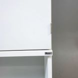 Begagnat mappskåp från Kinnarps i vit färg. Erbjuder effektiv organisering av dokument och tillbehör i kontorsmiljöer. Mått bredd 80 cm, djup 40 cm och höjd 92 cm. 