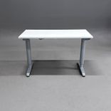 Begagnat höj- och sänkbart skrivbord från IKEA med vit bordsskiva och silverfärgat stativ. Mått: bredd 120 cm, djup 60 cm samt en justerbar höjd 70 - 120 cm. 