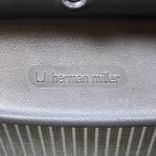 Begagnad kontorsstol Aeron B från Herman Miller i beige och svart mesh. Mått: Sitthöjd 40–60 cm. 