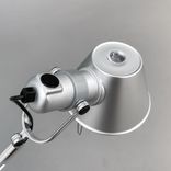 Begagnad skrivbordslampa Tolomeo Mini från Artemide i grått. Mått: Höjd: 54 cm, Längd 68 cm, Maxhöjd: 108 cm. 