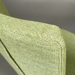 Begagnad fåtölj från Materia, modell Centrum i ljusgrönt tyg, med silvrigt underrede. Bredd: 74 cm, Djup: 67 cm, Höjd: 85 cm. Perfekt för både kontor och hemmiljö.