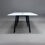 Begagnat projektbord Collaborate från EFG. Med vit skiva med svarta ben och är utrustat med två powerboxar. Mått: Bredd 240 cm, Djup 140 cm, Höjd 90 cm. 
