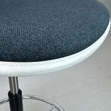 Begagnad stol med hjul Eames Plastic Side Chair PSCC från Vitra. Med blå klädsel, vit sitsskål och kromat underrede. Mått: Justerbar sitthöjd 74 - 86 cm.