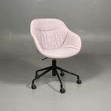 Begagnad stol med hjul från HAY, modell AAC153 soft i ljuslilafärgad klädsel och svart underrede. Mått: bredd 62 cm, djup 63 cm, justerbar sitthöjd mellan 42 till 56 cm. 