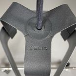 En begagnad grå taklampa från Belid, modell Fold. Taklampan har en diameter på 27 cm och höjd på 30.3 cm. Den passar väl i hemmiljöer såsom vardagsrummet eller köket samt i professionella sammanhang som kontor, hotell och restauranger.