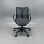 Begagnad kontorsstol Cosm Low med armstöd från Herman Miller i grå mesh. Mått: sitthöjd 40,9–54,4 cm. 