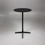 Begagnat barbord Neu från HAY i svart med rund bordsskiva och pelarunderrede. Mått: Diameter 60 cm och höjd 95 cm.
