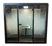 Begagnat Telefonbås Space 2 från Silen i vit/svart/grå färg. Mått: Höjd: 229cm, Bredd: 240 cm, Djup: 122 cm. 