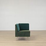 Begagnad modulsoffa hörnmodul Playback från Offecct. I gröna nyanser. Mått: höjd 76 cm, sitthöjd 44 cm, bredd 67 cm djup totalt 65 cm, sittdjup 55 cm. 