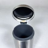 Begagnad papperskorg New Icon 12l från Brabantia i aluminium. Mått: diameter 25 cm och höjd 41 cm. 