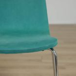 Begagnad konferensstol från Miljö Expo, modell Colt. I mörk turkos mocka liknade klädsel, och ben i krom. Mått: totalhöjd 80 cm, sitthöjd 45 cm, bredd 48 cm, totaldjup 40 cm.