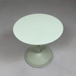Begagnat runt soffbord Soft Side Table från Muuto i ljusgrönt. Mått: diameter 48 cm och höjd 48 cm. 