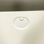 Höj- och sänkbart begagnat skrivbord 124 cm med vit bordsskiva och stativ i silvergrå lack