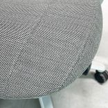 Begagnad grå kontorsstol Mereo 220 från RH. Med armstöd, nackstöd. Mått: Sitthöjd 41–55 cm. 
