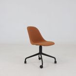 Begagnad stol med hjul Harbour Side Dining Chair från Audo Copenhagen i Ljusbrunt med svart stativ. Mått: Höjd: 80 cm, Längd: 50 cm, Bredd: 42 cm, Sitthöjd: 43 cm. 