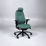 Begagnad kontorsstol från RH modell Mereo 300 med grönt tyg. Med arm- och nackstöd. Mått: Sitthöjd justerbar från 41 till 55 cm. 