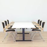 Begagnat konferensbord från SA Möbler med vit bordsskiva, svarta ben, två kabelhål. Mått: Höjd: 65-78 cm, Längd: 210 cm, Djup: 100 cm. 