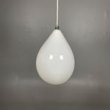 Begagnad vit taklampa 010 från A-B-C med handblåst opalglasskärm, vit gummikabel. Mått: diameter 25 cm och höjd 45 cm. 