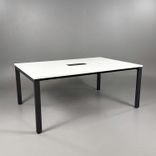 Begagnat rektangulärt konferensbord från Steelcase. Med vit bordsskiva och mörkgrått stativ. Utrustad med kabellucka och kabelhål. Mått: Bredd 180 cm, Djup 120 cm, Höjd 72 cm. 