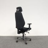 Begagnad kontorsstol Optimum Z i svart tyg från Toplux. Med armstöd och nackstöd. Mått: Sitthöjd 46–59 cm. 