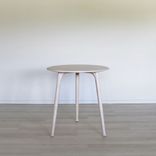Begagnat runt cafébord Bat i ask från Karl Andersson & Söner. Mått: diameter 70 cm och höjd 72 cm. 