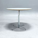 Begagnat cafébord X-bone från Johanson Design. Rund skiva i vitt med synlig träkant och ett kromat stativ. Mått: Diameter 90 cm, Höjd 72 cm.