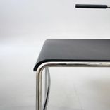 Begagnad stol från Offecct. Modell Lite i svart färg, i träfanér och kromstativ. Med armstöd.  Mått: Bredd 51 cm x Djup 54 cm x Höjd 78 cm, Sitthöjd 45 cm.