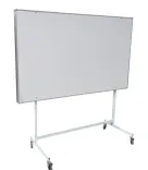 Begagnad dubbelsidig whiteboard på hjul i vitt. Mått: Höjd 201 cm x Bredd 201 cm x Djup 65 cm. 