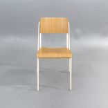 Begagnad matstol Petit från HAY med sits och rygg i ek samt vita ben. Mått: bredd 52.5 cm, djup 50 cm, Höjd 83 cm, Sitthöjd 47 cm. 