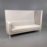 Begagnad soffa med hög rygg Smallroom Plus från Offecct I beige tyg med vita ben. Mått:  bredd 200 cm, djup 70 cm, Höjd 133 cm, Sitthöjd 44 cm. 