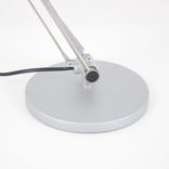 Begagnad skrivbordslampa Antifoni från IKEA i grått. Mått: justerbar höjd. Höjd 90 cm, fotens diameter 14 cm och lampans diameter 10 cm. 