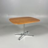 Begagnat soffbord från Lammhults modell Cooper. Bordsskivan av valnöt med stativ i krom. Mått: Bredd 80 cm, djupet 70 cm, höjd 52 cm.