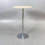 Begagnat barbord med en höjd på 110 cm och diameter på 70 cm. Bordsskivan är gjort av björklaminat och stativet är i kromfärg. Perfekt för sociala ytor.