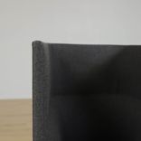 Begagnad fåtölj med hög rygg från Arflex. I mörkt grått tyg. Mått: bredd 81 cm, djup 74 cm, sittdjup 59 cm. Ryggen ger ökad komfort och privatliv. 