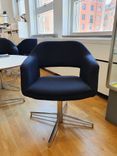 Begagnad konferensstol Largo från Johanson Design i svartmönstrat tyg och kromat stativ. Mått: sitthöjd 46 cm, totalhöjd 75 cm, bredd 61 cm och djup 61 cm.  