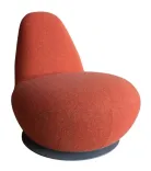 Begagnad fåtölj Oppo från Blå Station i orange tyg. Mått: Höjd 72 cm x Bredd 67 cm x Djup 95 cm. 