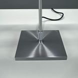 Begagnad bordslampa Costanza från Luceplan i rött. Mått: Bredd 40 cm, höjd 80 cm och fot 18 cm. 
