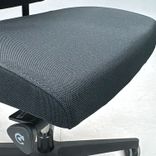 Begagnad kontorsstol Motto från Profim i svart textil, med nackstöd. Justerbar sitthöjd på 43–56 cm. 
