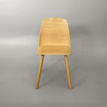 Begagnad matstol Nerd från Muuto i ek. Mått: Bredd 45 cm, djup 50 cm, höjd 80 cm och sitthöjd 46 cm. 