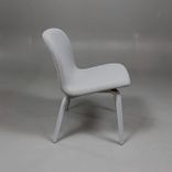 Begagnad fåtölj Visu Lounge från Muuto med ljusgrå klädsel och ben. Mått: Bredd 60 cm, djup 58,5 cm och höjd 70 cm. 