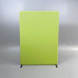 Begagnad golvskärm från Abstracta, modell Softline 50 i grönt. Mått: bredd: 120 cm, djup: 5 cm och höjd: 170 cm. 