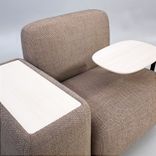 Begagnad fåtölj från Materia modell Oas i ljusbrun färg. Med integrerat bord i ask. Mått: Bredd: 110 cm, Djup: 87.5 cm, Höjd: 79 cm, Sitthöjd: 42 cm. 