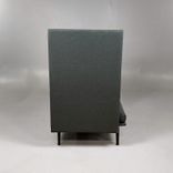 Begagnad Outline Highback från Muuto i mörkgrå tygklädsel, svarta ben, eluttag och USB-anslutningar. Mått: Bredd 88 cm, djup 76 cm, höjd 100 cm, sitthöjd 40 cm. 