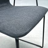 Begagnad konferensstol Ral från Mitab med grå tygklädsel, svart underrede och armstöd. Mått: Bredd 55 cm och sitthöjd 45 cm. 